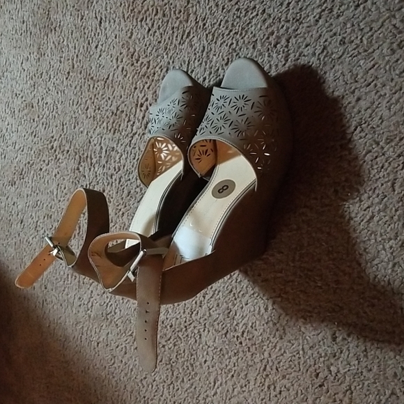 Jessica Simpson Wedge Heel - Picture 2 of 8